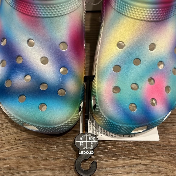 Crocs J6 Tye Dye NWT - Picture 2 of 9